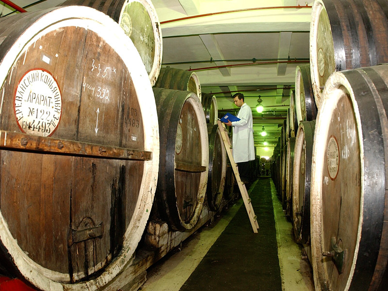 Армянские производители знаменитого коньяка через 25 лет должны будут отказаться от фирменного названия алкогольного продукта и заменить его на более привычное европейцам - "бренди"