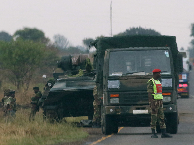 В Зимбабве военные устроили переворот против окружения правящего три десятка лет президента Мугабе
