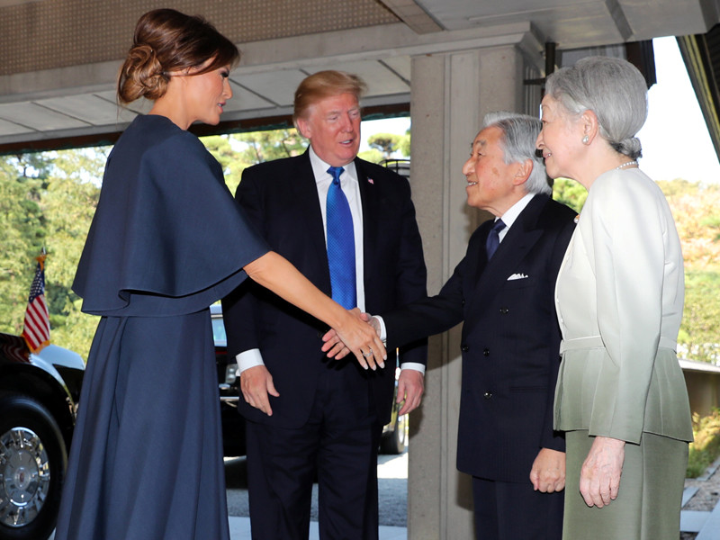 Император Японии Акихито и императрица Митико в понедельник, 6 ноября, приняли в своей резиденции во дворце президента США Дональда Трампа, который совершает азиатское турне, и его супругу Меланию