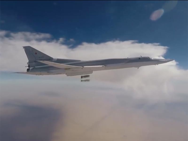 Шесть бомбардировщиков Ту-22М3, взлетевшие с территории России, в пятницу, 17 ноября, нанесли новый авиаудар по позициям "Исламского государства"* в районе сирийского города Аль-Букемаль, говорится в сообщении Минобороны, размещенном в Facebook. Там же размещено видео авиаудара

