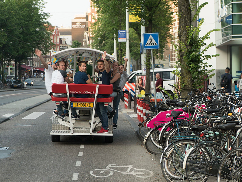 В Амстердаме запретили популярные у туристов "пивные велосипеды"