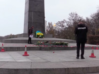 Вечный огонь в Киеве вновь подвергся атаке вандалов: его залили цементом и вставили туда крест