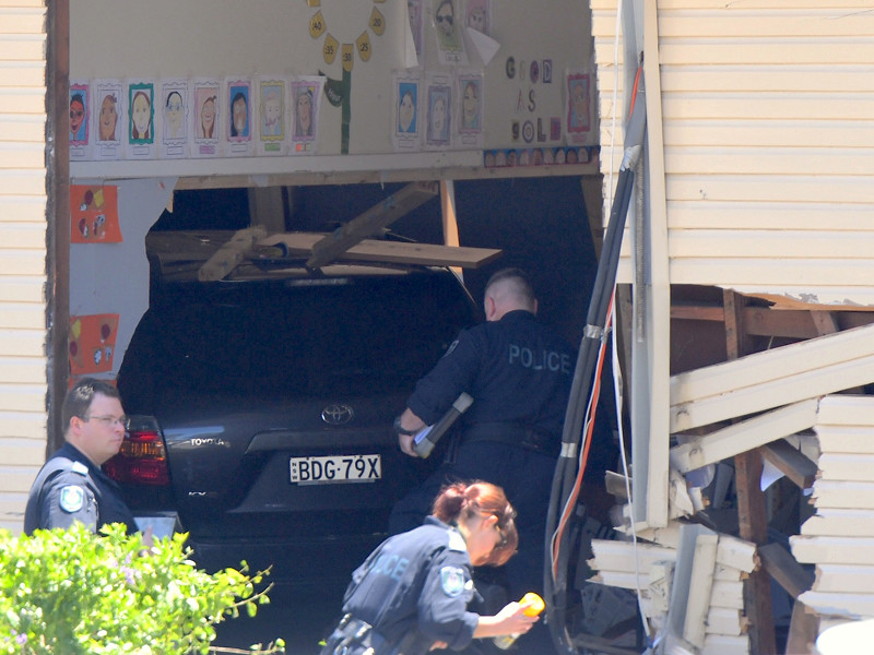 В Австралии двое детей погибли и 21 пострадал после того, как автомобиль врезался в пристройку школы. Инцидент произошел в районе Гринэйкр на западе Сиднея
