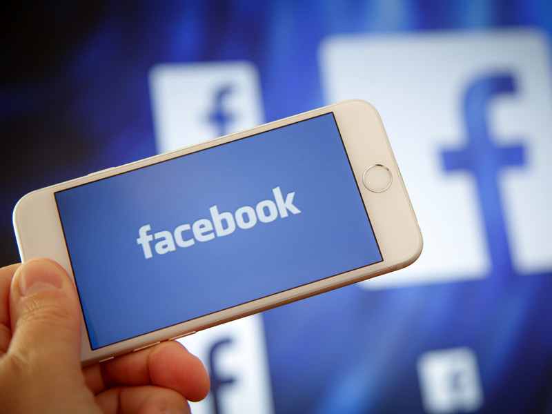 Социальная сеть Facebook в ближайшее время создаст специальный инструмент, с помощью которого пользователи смогут проверить, подписывались ли они на страницы и аккаунты, предположительно связанные с распространением "российской пропаганды"
