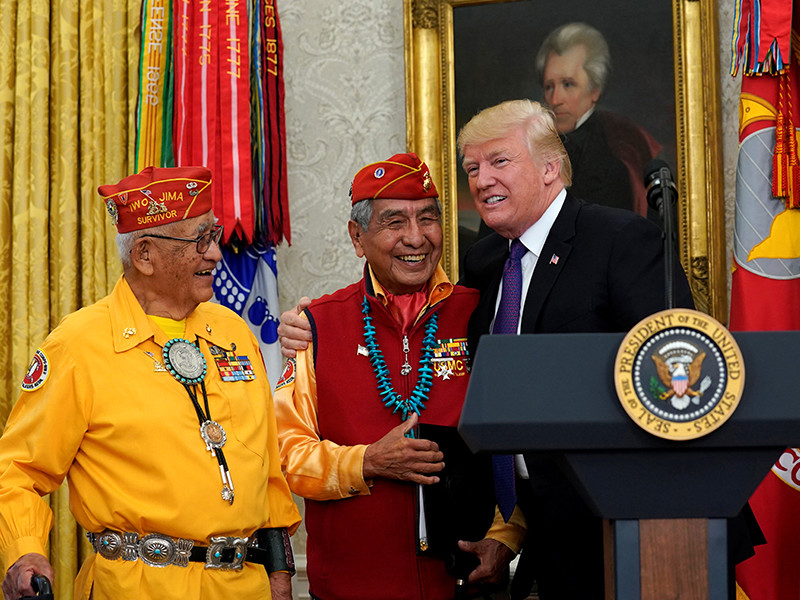 Трамп пошутил о сенаторе с кличкой "Покахонтас" на встрече с индейцами-ветеранами Второй мировой
