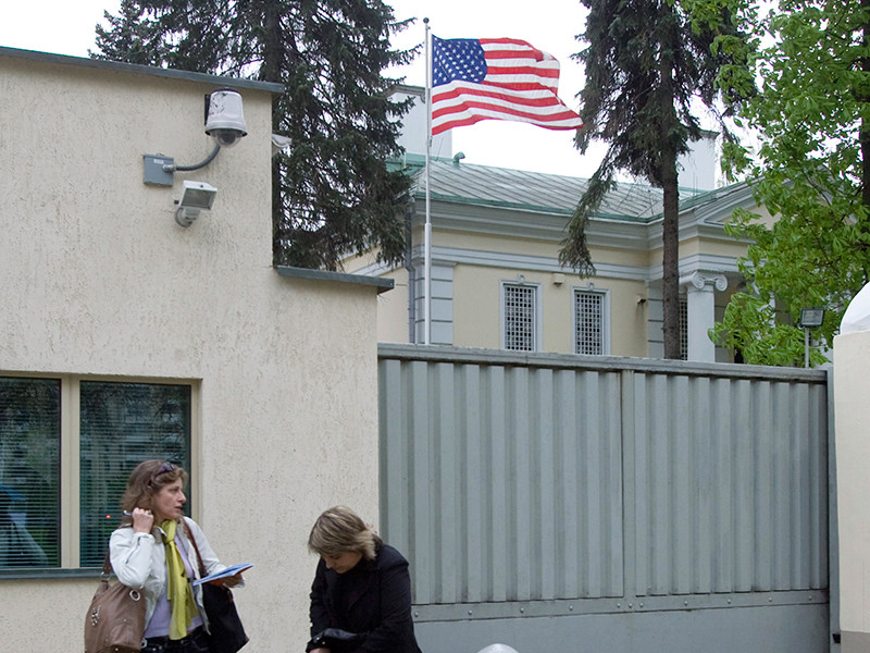 В посольствах США в странах СНГ образовались большие очереди из-за того, что россиянам приходится теперь массово обращаться за американскими визами в диппредставительствах США в других государствах