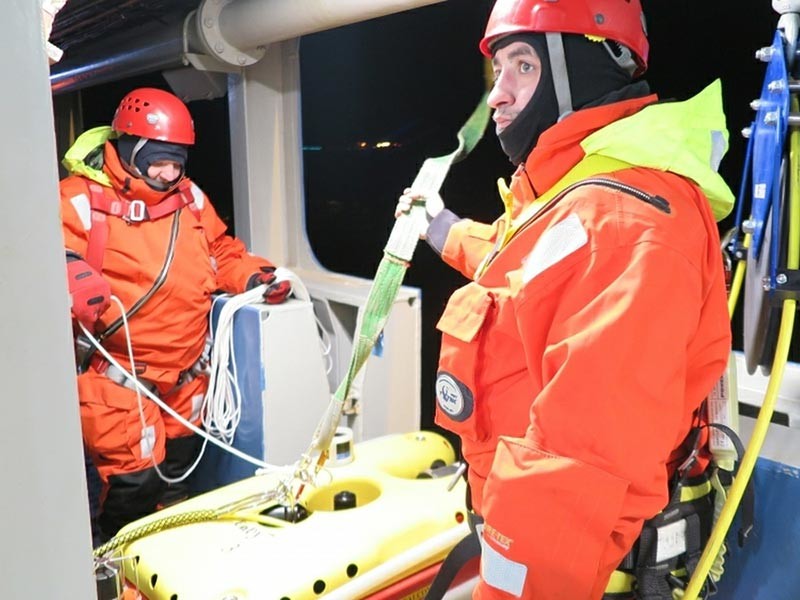 Спасатели в Норвегии подняли со дна Северного Ледовитого океана затонувший после крушения у побережья Шпицбергена российский вертолет Ми-8

