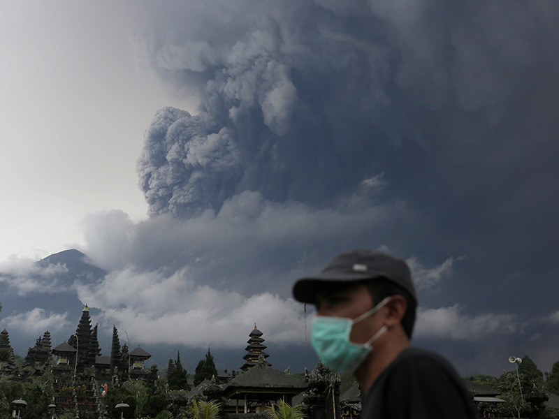 Власти Индонезии объявили максимальный уровень опасности из-за вулкана Агунг на Бали
