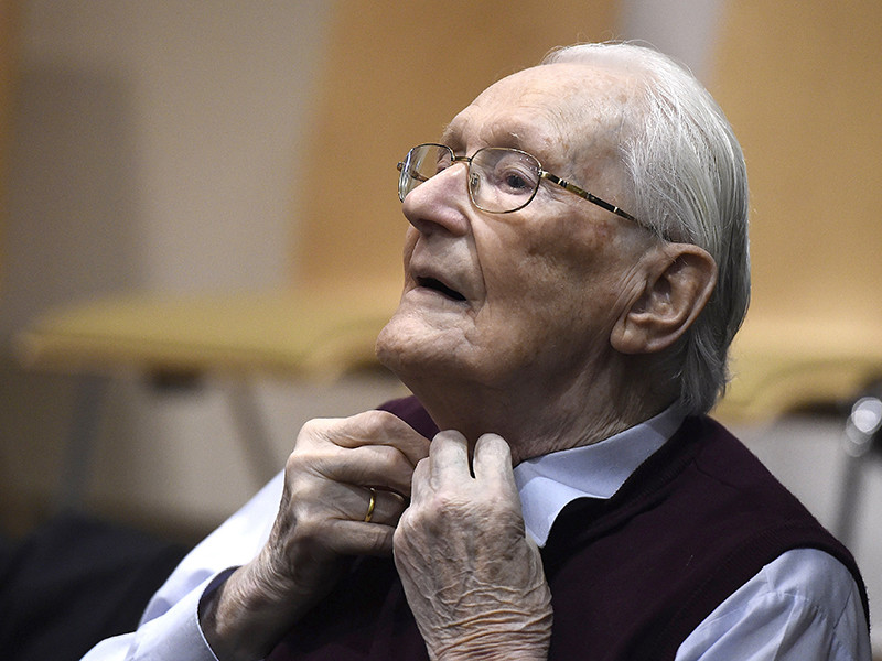 В Германии бывший унтер-офицер СС 96-летний Оскар Гренинг, известный в СМИ как "бухгалтер Освенцима", осужденный за пособничество и подстрекательство к убийству в 300 000 случаях, признан судом пригодным к отбыванию четырехлетнего тюремного заключения
