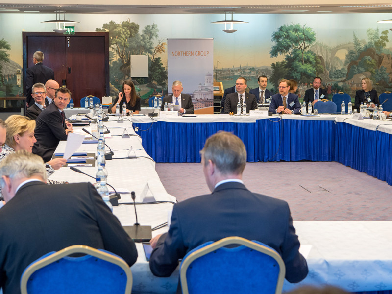 Накануне в Хельсинки c участием главы Пентагона Джеймса Мэттиса проходило заседание министров обороны стран Северной группы (12 государств НАТО, среди которых Эстония, Латвия и Литва)