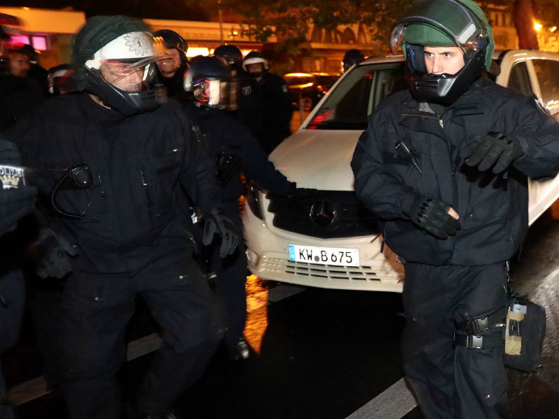 В Германии 15 полицейских получили травмы при разгоне митинга курдов
