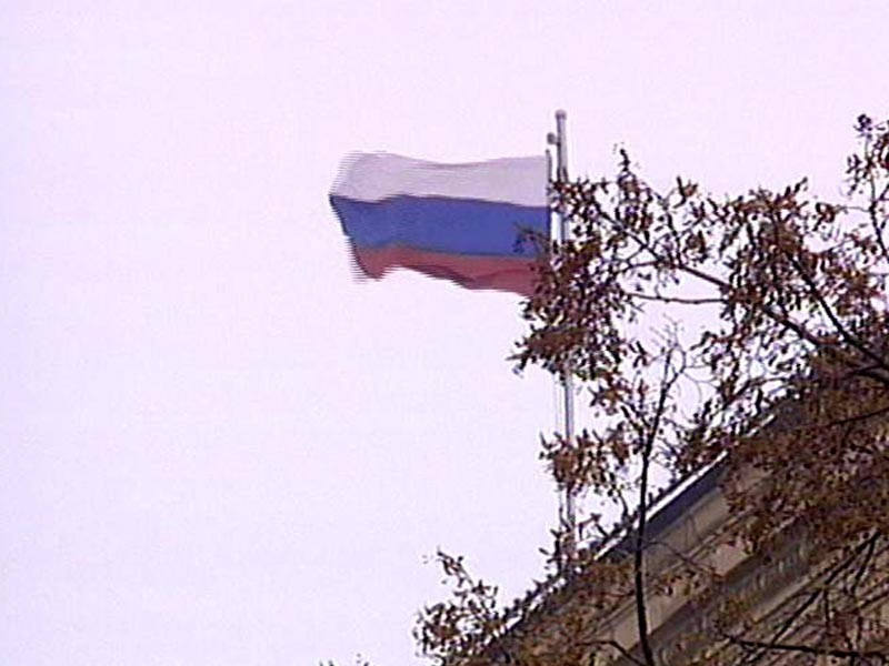 В Луганске на административных зданиях появились российские флаги
