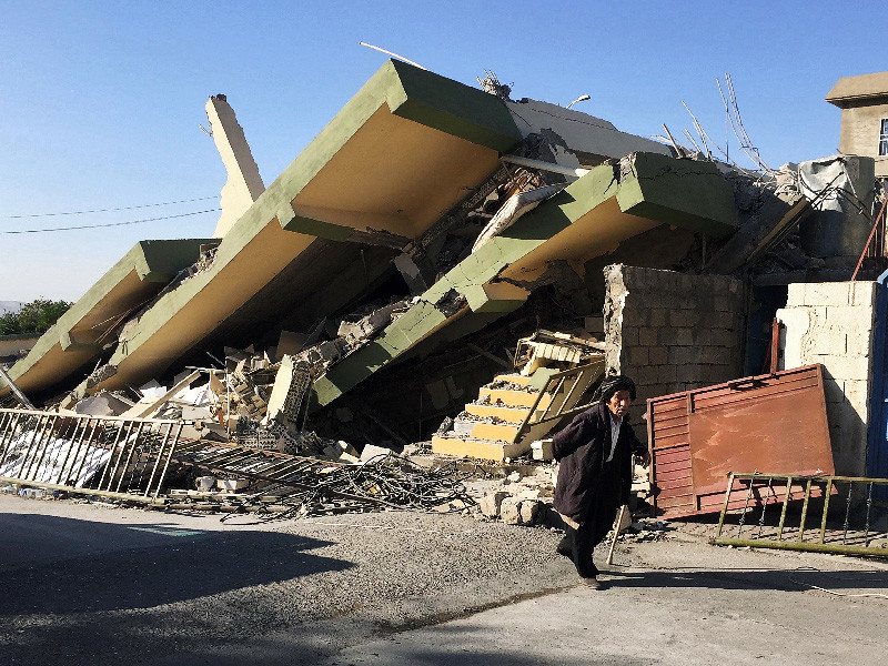 В результате землетрясения магнитудой 7,3, произошедшего в воскресенье на границе Ирана и Ирака, в иранской провинции Керманшах погибли 445 человек, еще 7100 человек получили ранения