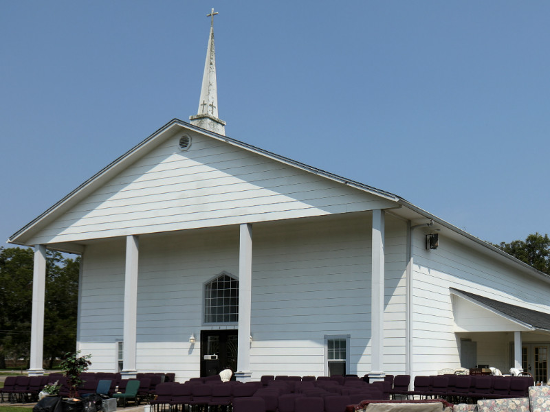 Неизвестный расстрелял посетителей баптистской церкви в Техасе, десятки погибших
