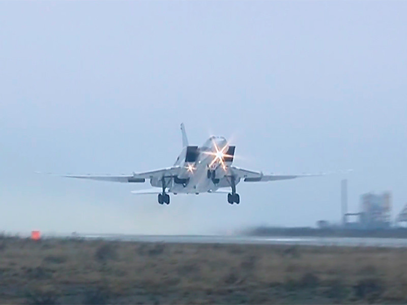 Российские бомбардировщики Ту-22М3 нанесли "групповой удар" по объектам ИГ* в Сирии