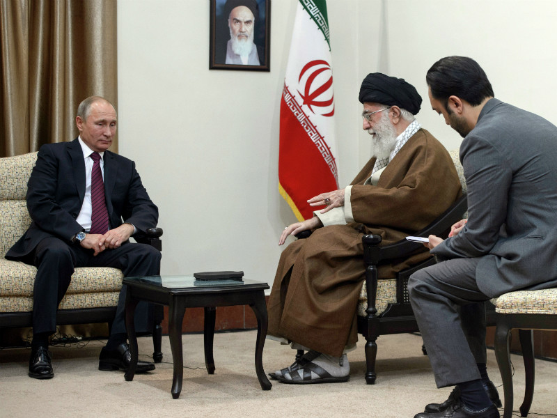 Аятолла Хаменеи призвал Путина "изолировать американцев"