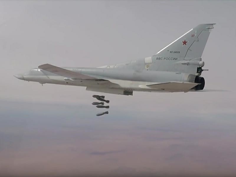 Российские бомбардировщики 1 декабря нанесли удар по позициям "Исламского государства" в сирийской провинции Дейр-эз-Зор. Вылет осуществлялся с аэродрома на территории РФ под прикрытием истребителей Су-30СМ, базирующихся в Хмеймиме


