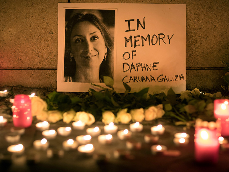 Суд Республики Мальта 5 декабря предъявил обвинения в убийстве мальтийской журналистки Дафне Каруаны Галиции трем подозреваемым
