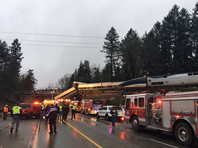 В американском штате Вашингтон пассажирский поезд железнодорожной компании Amtrak сошел с рельсов и упал с моста на оживленную магистраль неподалеку от Сиэтла