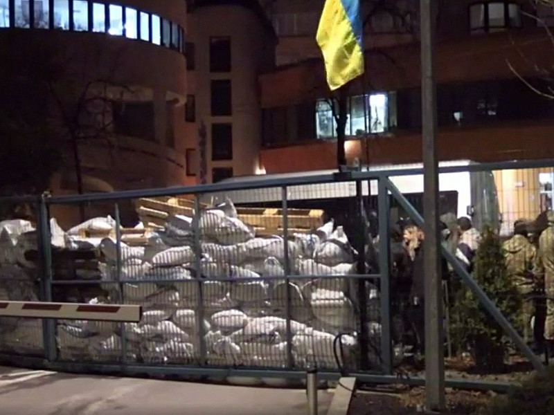 Президент Украины Петр Порошенко заявил о недопустимости давления на средства массовой информации в стране, комментируя ситуацию с радикалами, заблокировавшими в Киеве телеканал NewsOne
