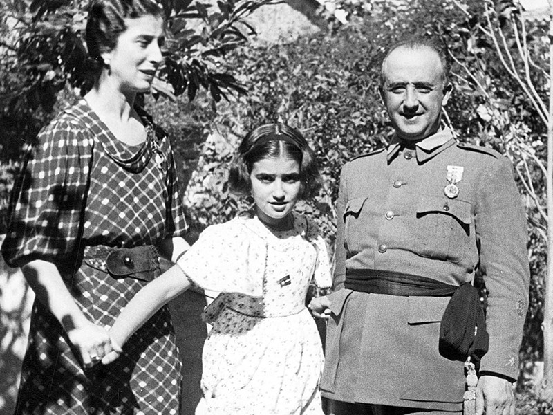 Кармен Франко - единственная дочь генерала Франко и его жены Кармен Поло-и-Мартинес-Вальдес, родилась в 1926 году в Овьедо