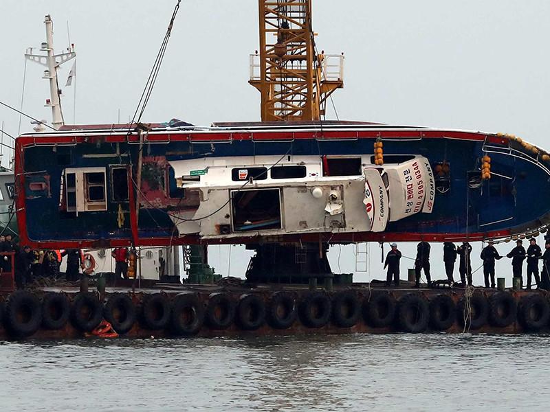 У берегов Южной Кореи судно с туристами столкнулось с танкером: минимум 13 человек погибли