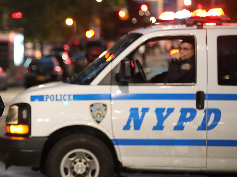 В Нью-Йорке автомобиль врезался в толпу людей во время поножовщины
