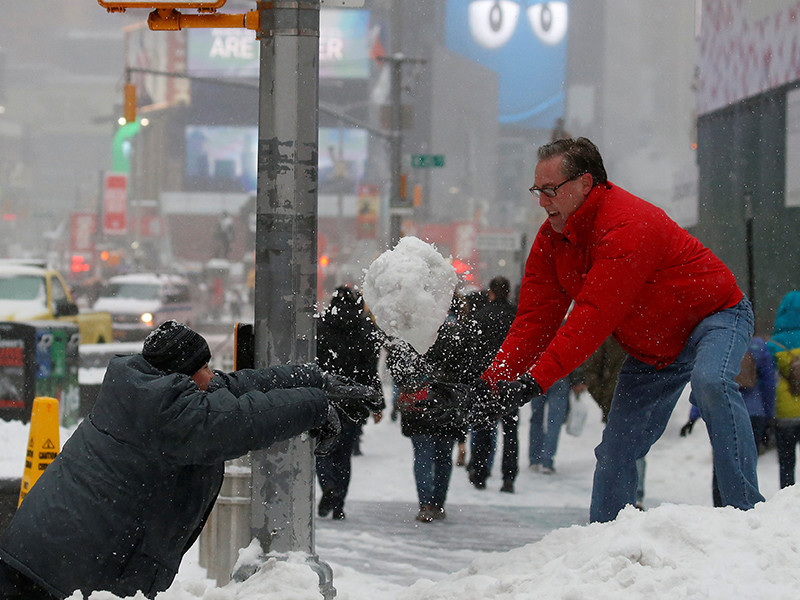 В США рекордную по масштабам битву в снежки отменили из-за снегопада
