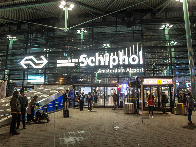 Аэропорт Схипхол в Нидерландах эвакуировали из-за мужчины с ножом