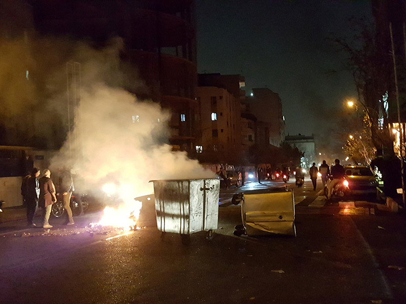 Полиция застрелила двух участников антиправительственных демонстраций, захлестнувших Иран
