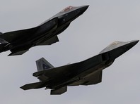 Американские истребители F-22 в небе над Сирией в районе реки Евфрат перехватили два российских штурмовика Су-25. Самолеты США выпустили предупреждающие вспышки


