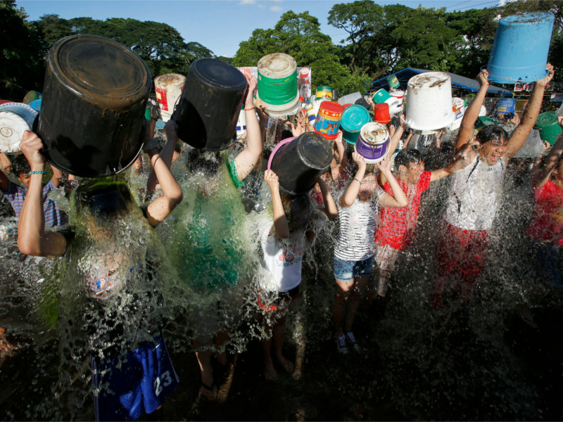 Участники Ice Bucket Challenge на Филиппинах
