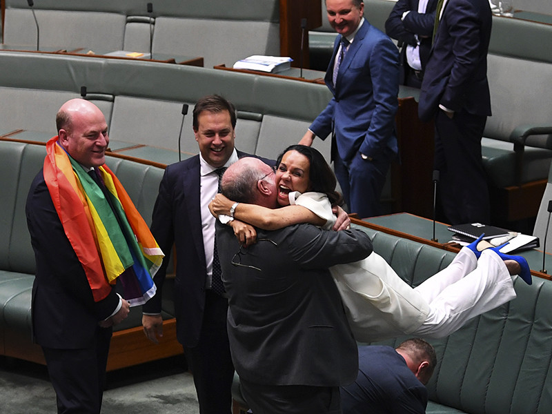 В Австралии палата представителей австралийского парламента поддержала законопроект о легализации однополых браков. Австралия стала 26-й страной, разрешившей однополые браки
