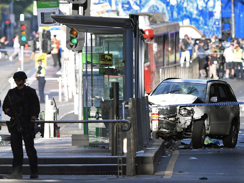 Премьер-министр Австралии Малкольм Тернбулл  подтвердил, что в настоящее время полиция не рассматривает инцидент как акт терроризма и считает произошедшее "отдельным случаем"