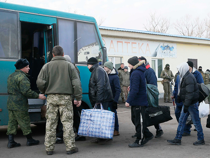 Около 14:40 по московскому времени на востоке Украины начался обмен военнопленными между Киевом и самопровозглашенными республиками Донбасса


