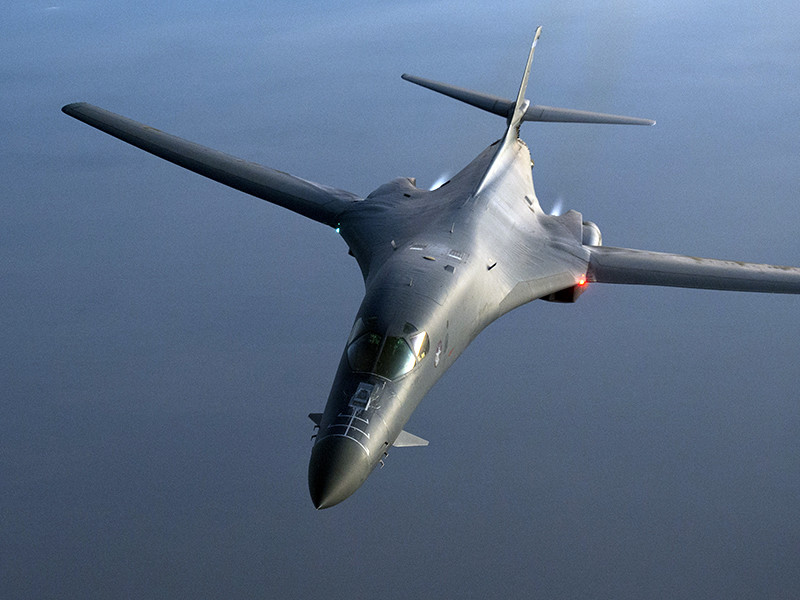 Американские стратегические бомбардировщики B-1B Lancer провели в среду тренировочные полеты над территорией Южной Кореи в рамках совместных воздушных учений, которые проводят на этой неделе ВВС США и РК
