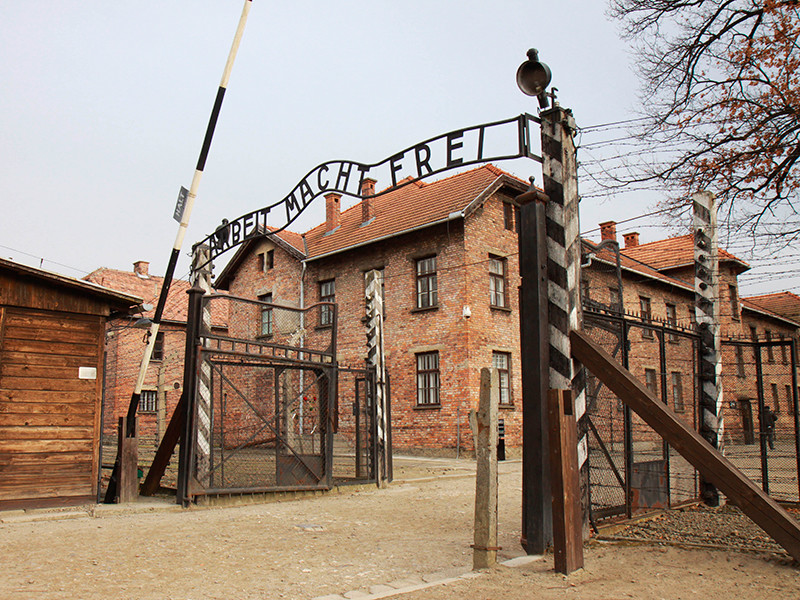 В Польше суд дал условный срок "будущему раввину" из США, нацарапавшему на стене Освенцима свое имя

