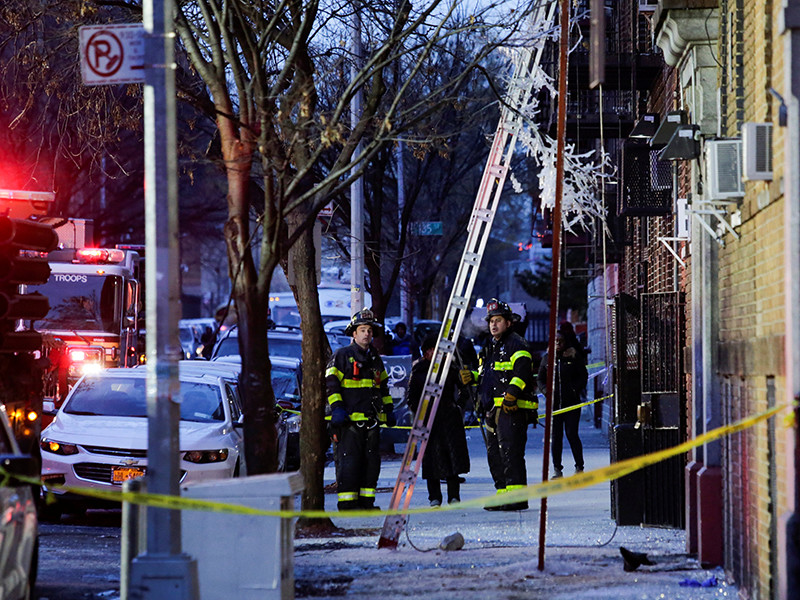 Власти Нью-Йорка установили, что причиной крупного пожара в жилом пятиэтажном здании Бронкса стали действия маленького ребенка, который игрался со спичками у плиты