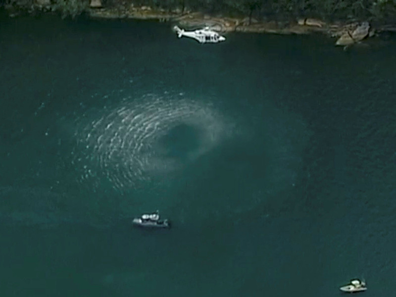 В Австралии легкий самолет упал в реку, шесть человек погибли