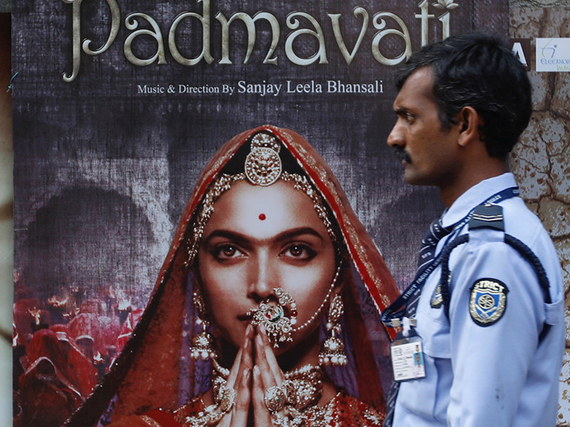 В Индии цензоры заставили перекроить исторический фильм, прослывший болливудской "Матильдой"
