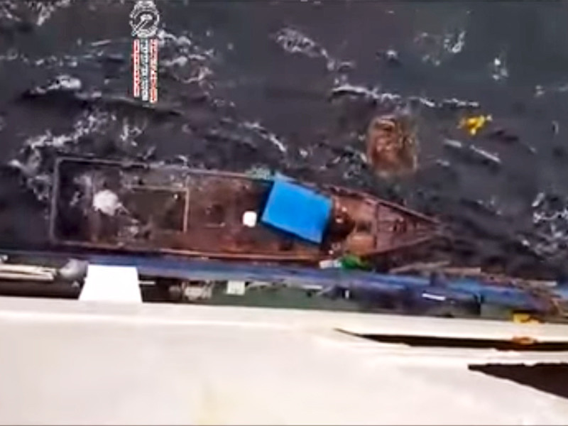 Экипаж российского судна "Петр Ильичев" спас из моря троих рыбаков, предположительно, граждан КНДР