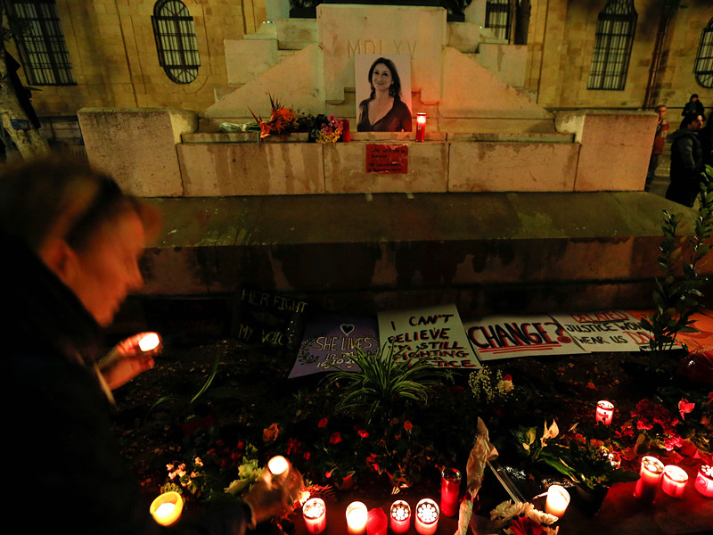 Полиция Мальты задержала 10 человек, подозреваемых в убийстве местной журналистки Дафны Каруаны Галиции, которая занималась расследованиями, связанными с "Панамским архивом"