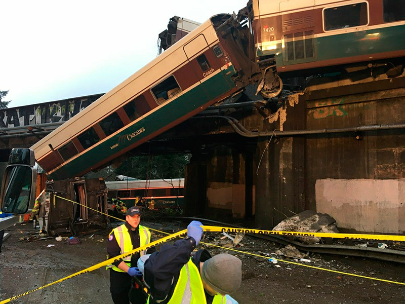 Рухнувший с моста в штате Вашингтон пассажирский поезд шел с тройным превышением скорости

