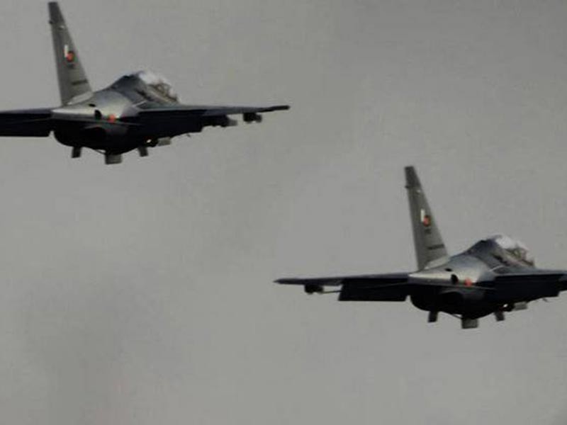 В небе над Бангладеш столкнулись два учебно-боевых самолета Як-130 ВВС стран. Пилотам удалось катапультироваться. Инцидент произошел в округе Кокс-Базар на юго-востоке страны в 18:30 по местному времени


