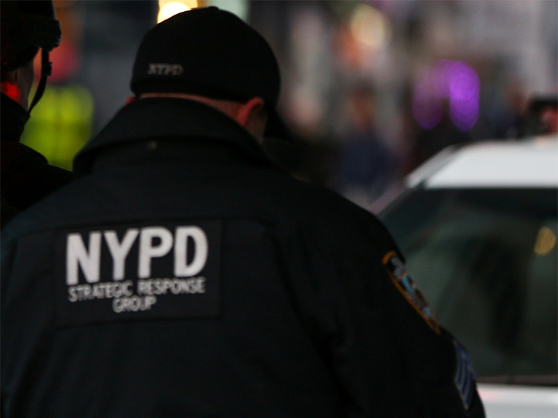 В Нью-Йорке мужчина из-за места на парковке ударил ножом двух человек, а затем протаранил их на автомобиле

