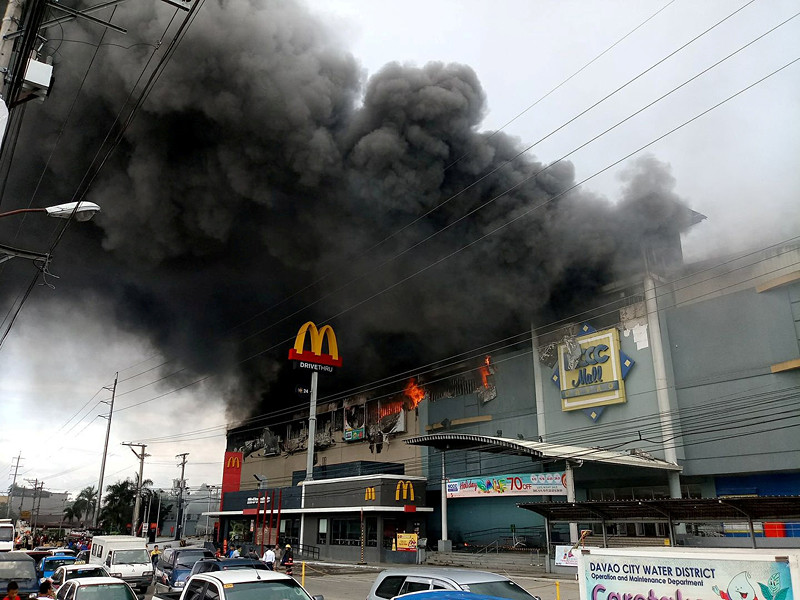 На Филиппинах в городе Давао произошел крупный пожар в торговом центре: власти опасаются, что число погибших может достичь 37 человек