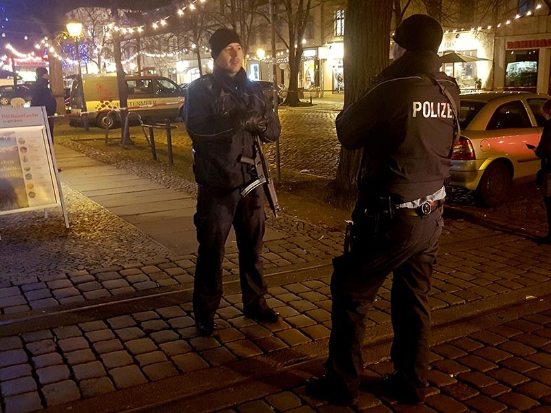 Полиция в городе Потсдам на востоке Германии сообщила о найденном рядом с рождественской ярмаркой взрывном устройстве. Объект обнаружили в здании аптеки


