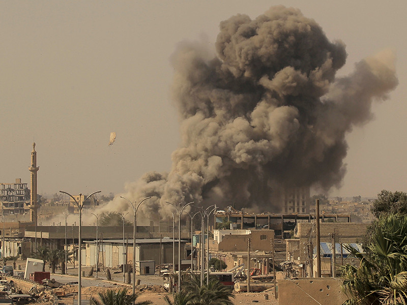 На территории Ирака и Сирии осталось менее тысячи боевиков "Исламского государства"*, сообщает Reuters со ссылкой на заявление возглавляемой США международной коалиции, которая с 2014 года наносила воздушные удары по силам ИГ*