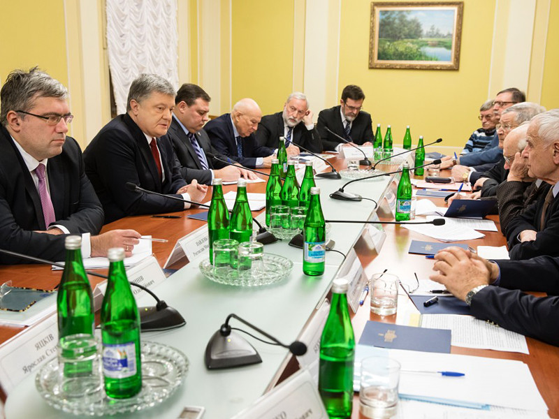 На встрече с представителями украинской интеллигенции Порошенко рассказал, что вечером во вторник, 19 декабря, впервые за много дней были нанесены удары по украинским позициям из систем залпового огня "Град"