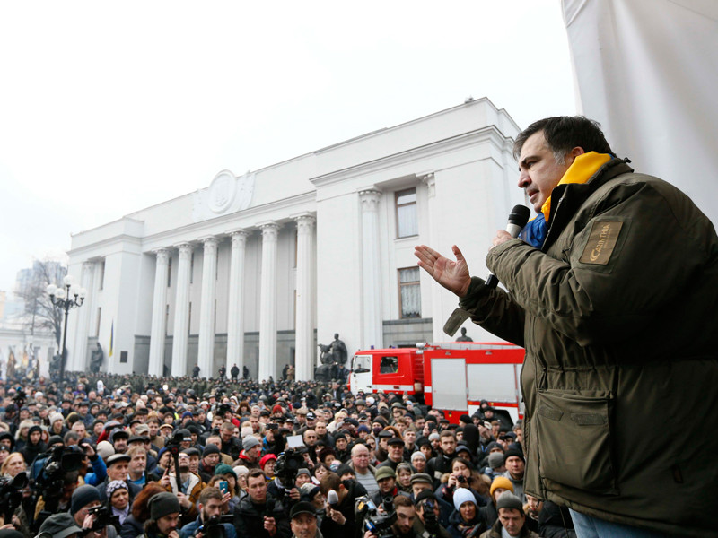 Неподалеку от здания украинского парламента была сооружена сцена, на которой около 14:50 по московскому времени начал выступление Саакашвили